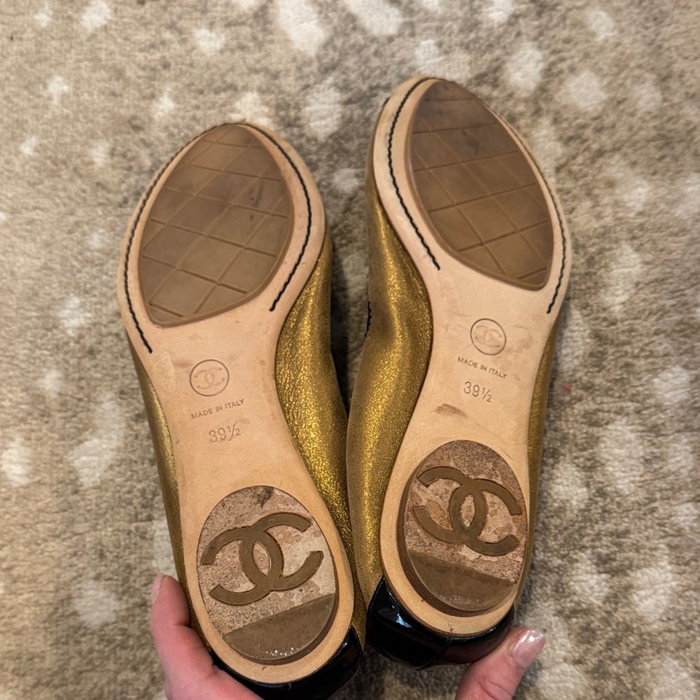 CHANEL Women's Gold and Black Flats - Picture 6 of 6